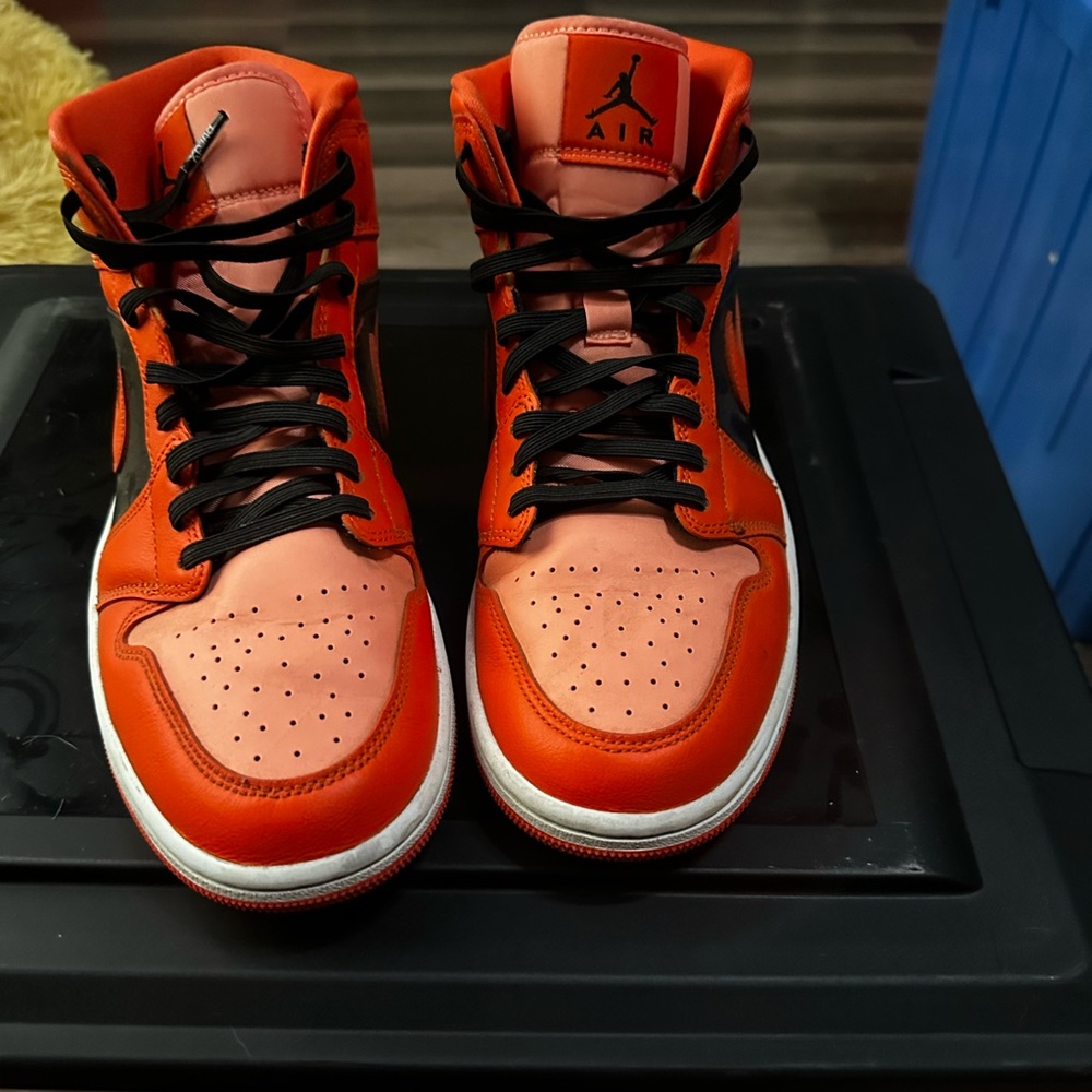 Jordan 1 Mid SE 8.5 (Women’s)